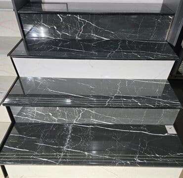 tokmə mərmər: Qara mermer pilləkən örtükləri – parlaq səthli, ağ damar naxışlı - — 1