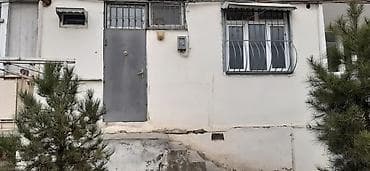 Mahrasa bağında qapısı çölə açılır, giriş blokdan deyil. Kurs üçün