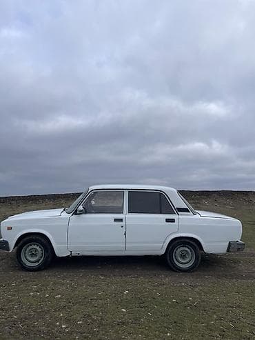 volkswagen tiguan 1: VAZ 2107, ağ rəng, sedan kuzov. - Ban növü: 4 qapılı sedan - Rəng: Ağ — 4