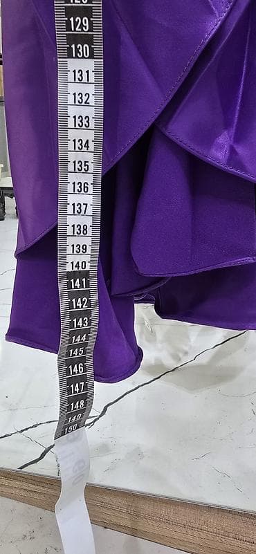 Bənövşəyi rəngdə, zərli və payetli üst hissəyə sahib ziyafət/libas. - — 7