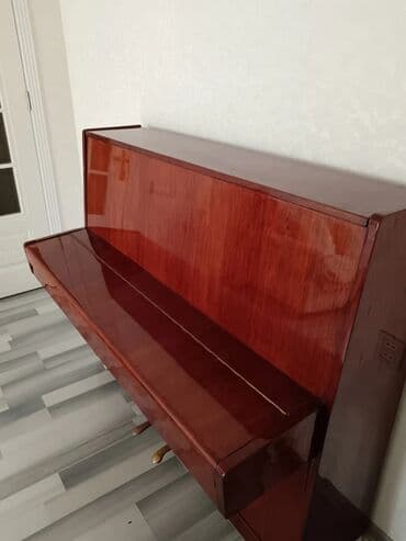 piano şəkli: Akkustik piano – şaquli model (upright). Gövdə parlaq cilalı tünd — 2
