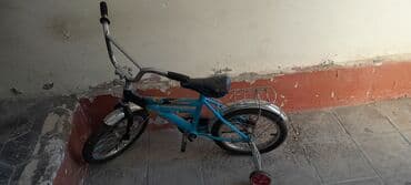 yığılan velosipedlər: Bu uşaq velosipedi mavi rəngli çərçivəyə və qara oturacağa malikdir — 1