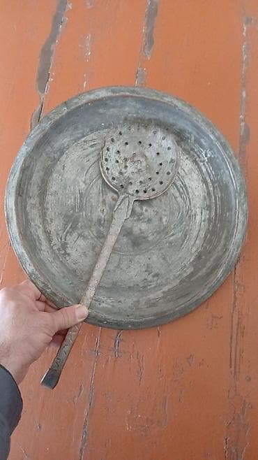 вешалка в прихожую настенная: Məhsul: Köhnə, qedimi antik dövrə metal dəsti. Qiymet ucune aiddir — 1