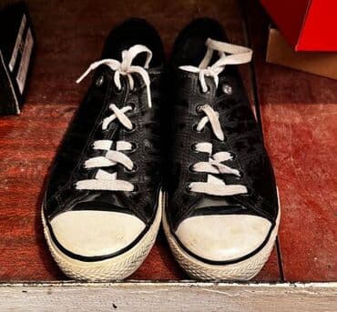 Ayaqqabılar: Qara rəngli klassik krossovklar - Üst hissə: parlaq qara material — 1