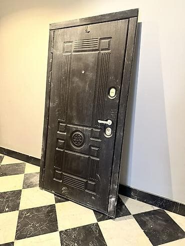 Qapı cıxarılıb! Hec bir defekti, qopuğu, cattağı YOXTUR!!! Metall