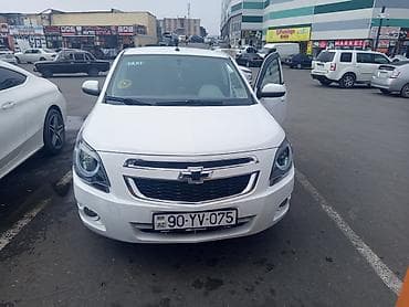 решоткалар: Chevrolet Cobalt – ağ rəngdə sedan Xüsusiyyətlər: - Ön tərəf: xrom ön — 3