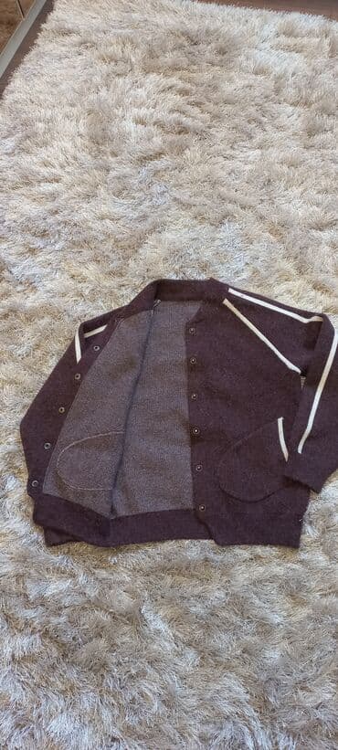 4xl nece razmerdi: Ust geyimi. Eyinde gozel qalir, isti saxlayir. S razmerdir. 15 yawdan — 4