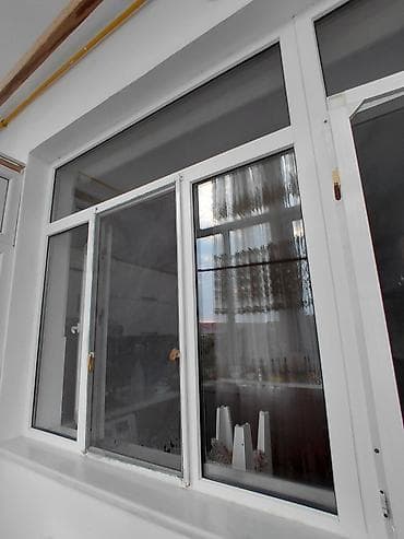 Açılan-taqılan (menteşəli) ağ rəngli plastik pəncərə və balkon qapısı
