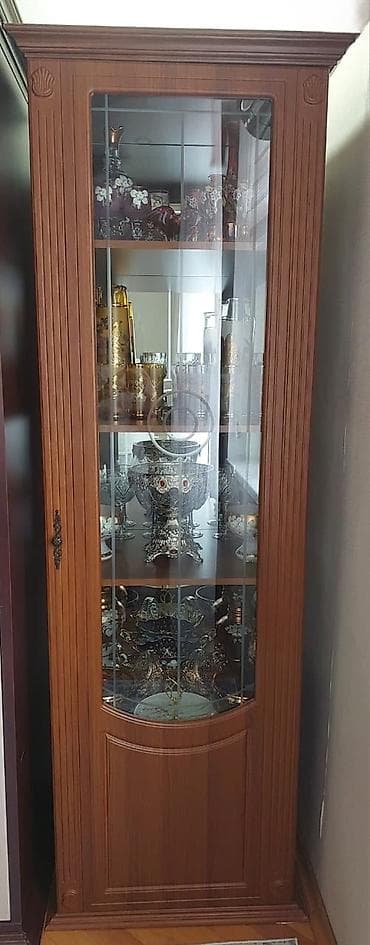 Şüşəli dolab vitrini