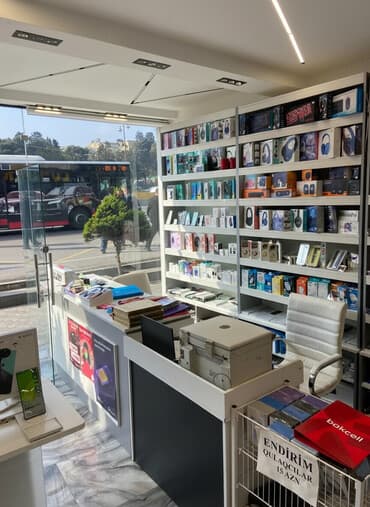 Mağaza 20 Yanvar metrosu yaxınlığında, dayanacağın arxasında yerləşir