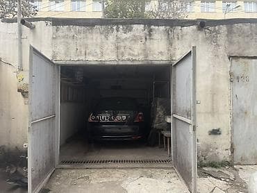 Qaraj, 20,4 kv. Texpasport var - Dəmir qapılı, ikiqanadlı giriş;