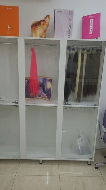 вешалки для магазина: Стеклянная витрина-шкаф — 2