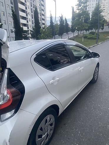 Avtomobil satışı: Toyota Aqua (Prius C) hibrid hetçbek - Rəng: ağ - Kuzov: 5 qapılı — 3