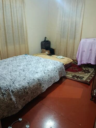 Otaqlar: - Döşəmə: laklanmış taxta/laminat tipli döşəmə, - Tavan və divarlar — 4