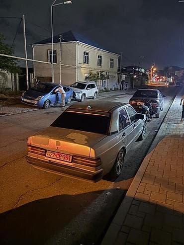 e 3 2: Mercedes-Benz 190 (W201): 1.8 l | 1990 il Sedan — 3