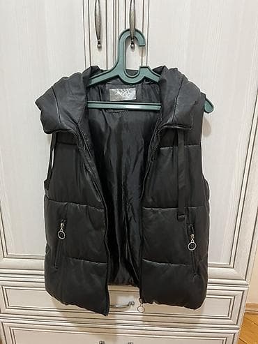 Qara rəngli kapüşonlu qolçin (jilet) M razmer - Material — 1