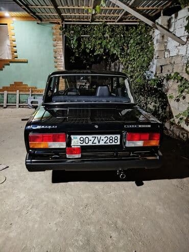 Ön hissəsində iki əlavə HELLA fənəri olan qara rəngli Lada 2107 sedan — 15