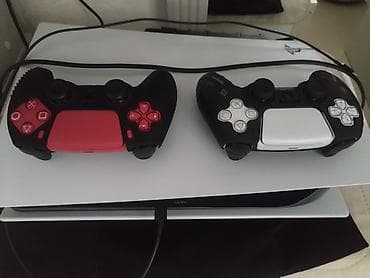 plesteyşin: PlayStation 5 konsolu və iki ədəd DualSense oyun pultu - Model: PS5 — 1