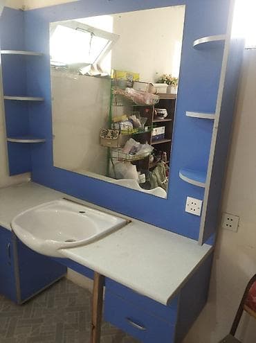 sutular: Mavi rəngli salon/makeup stolüstü dəsti – iri güzgü, yığılı şkaflar və — 3
