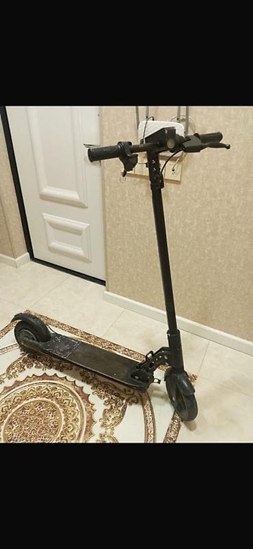 mi scooter: Elektrikli skuter – qara rəng, yığcam və praktik şəhər daxili sürüşlər — 1