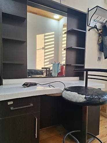 salon avadanliqi: Bərbər/stilist üçün iş masası və güzgü dəsti və Wahl maşinka - Tünd — 1