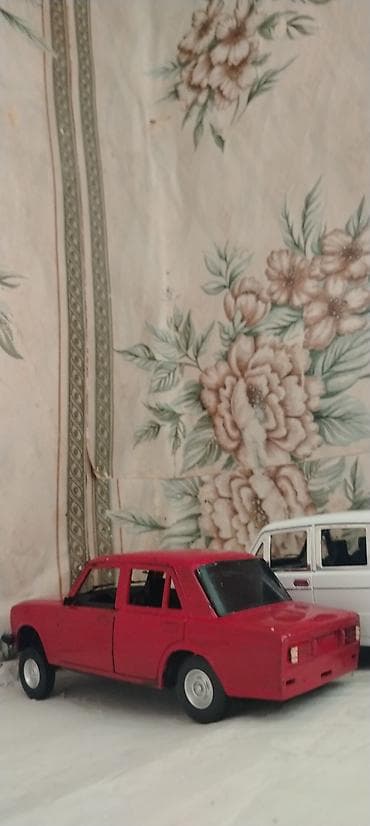 Qırmızı “klassik” sedan model maşın – kolleksiya üçün - Miqyas 1.24