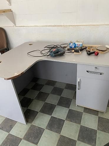 fırlanan kreslo: Ofis üçün L formalı iş masası və təkərli kreslo dəsti - Rəng: açıq — 4