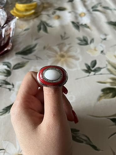 Бижутерия: Qırmızı-ağ daşlı, iri dizaynlı üzük - Material: gümüş tonlu metal — 1