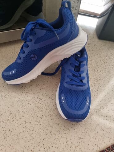 nişan xonçaları bəzədilməsi: Mavi idman ayaqqabısı - Brend işarəsi: “AZE” yazısı və loqo - Rəng — 3