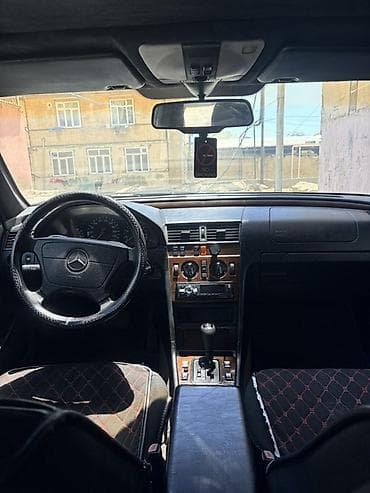 prius c: Mercedes-Benz C-Class: 1.8 l | 1995 il Sedan — 9
