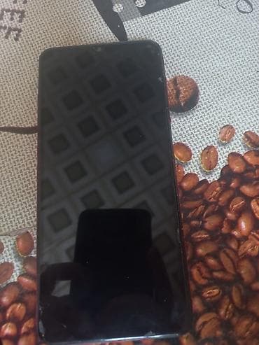 Smartfon samsung A12 qara rəngdi vinil vurulub qırmızı rəngdə xanım