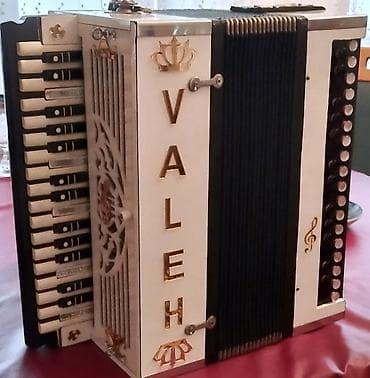 Akustik Akkordeon, Yeni, Ünvandan götürmə