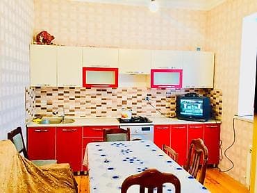 дом с цокольным этажом и гаражом: 3 otaqlı ev – mebel və texnika ilə - Geniş mətbəx: qırmızı-ağ rəngli — 1