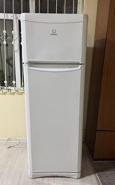 Indesit iki qapılı soyuducu - Üst hissədə dondurucu, alt hissədə