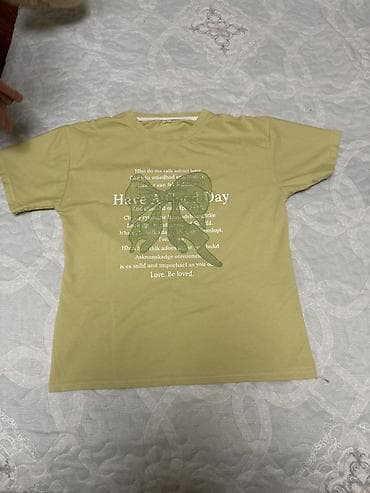 palt: T-shirt – açıq zeytun rəngi, qısaqol, klassik dairəvi yaxa. Ön hissə — 1