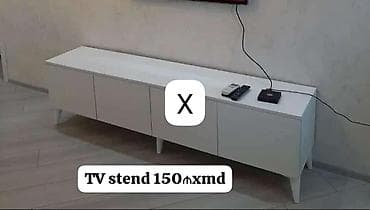 tv 75: Ağ rəngli minimalist TV stendi. Uzun formalı, 4 qapalı bölmədən ibarət — 1