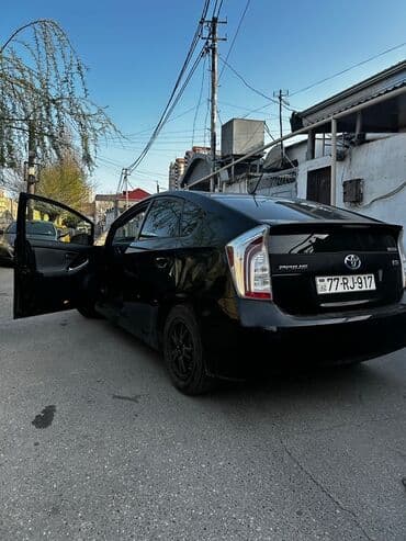 hibrit masinlar turbo az: Toyota Prius hibrid sedan – qara rəng Xüsusiyyətlər: - Korpus: 5 — 5
