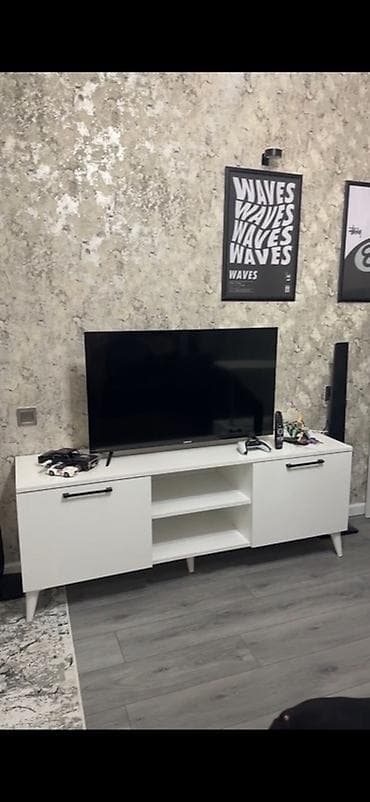 tv stend: Düz TV altlığı, Polkalı — 1