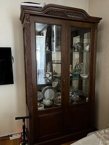 Şüşəli dolab vitrini