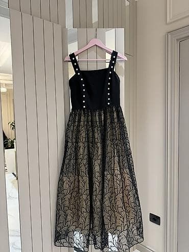 Qara ziyafət donu - Üst hissə: Qara, kvadrat yaxalı, qalın çiyin