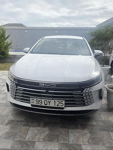 BYD Qin Plus DM-i sedan, ağ rəng. - Geniş, aerodinamik kuzov, ön — 1