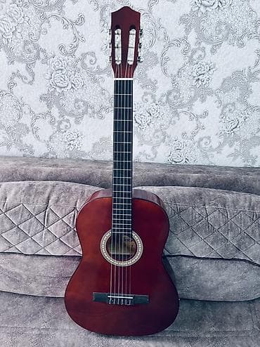 Elektro-klasik gitara - Korpus: klassik forma, parlaq qırmızı-bordo