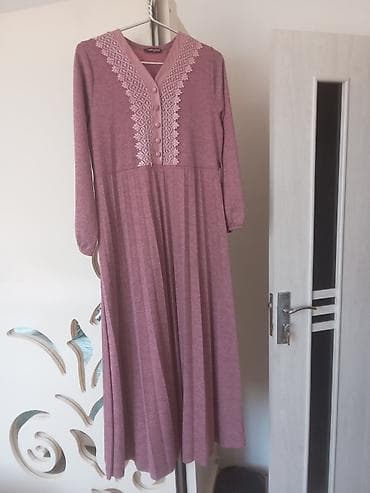 Uzun qollu, tam ölçülü maxi don. Rəng: toz gül (çəhrayı-bənövşəyi