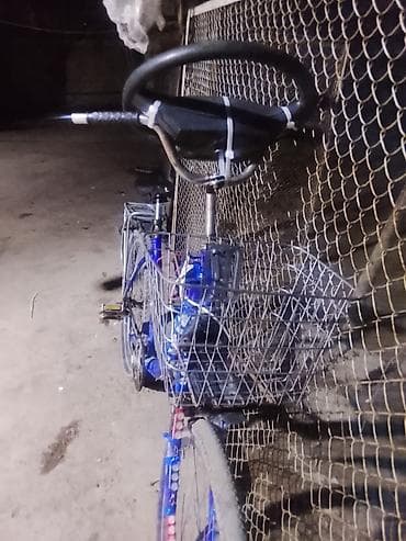 Mavi rəngli velosiped, sükan çarxı ilə təchiz olunmuşdur. Ön tərəfində