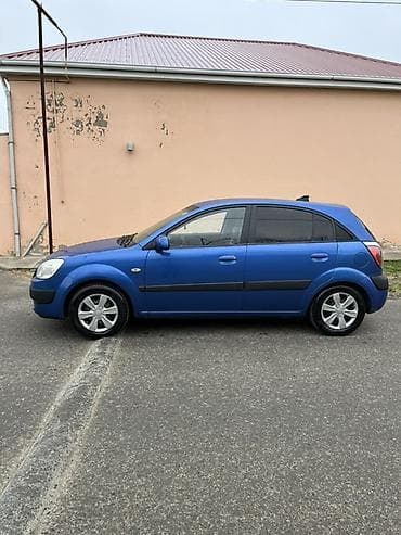 Mavi rəngli 5 qapılı hetçbek Kia Rio. Kompakt ölçülü, şəhər üçün rahat