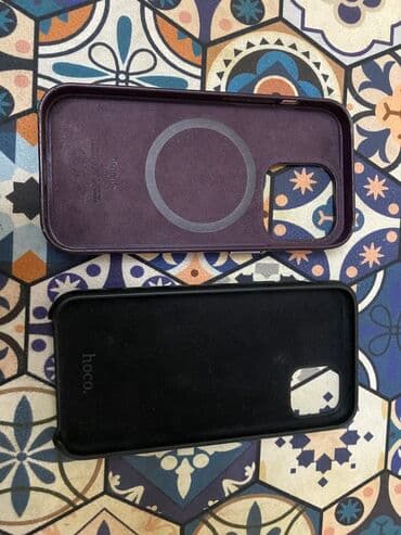 кабура: İki ədəd telefon qabı. Biri tünd bənövşəyi rəngdədir və Apple — 2