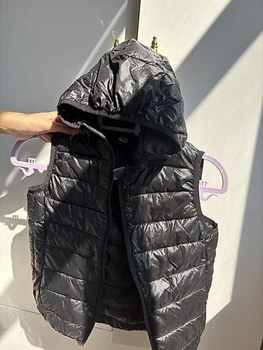 Qara kapüşonlu yüngül jilet - Model: quilted/puf jilet, kapüşonlu - lalafo.az -da Qara kapüşonlu yüngül jilet - Model: quilted/puf jilet, kapüşonlu -