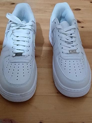 Səndəl və şəp-şüplər: Məhsul: Ağ rəngli idman ayaqqabısı (klassik “low” model) Təsvir: - — 2