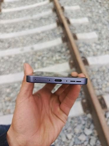 optimal telefon: Smartfon – tam ekranlı, ön kameraya görə mərkəzdə deşikli displey - — 3
