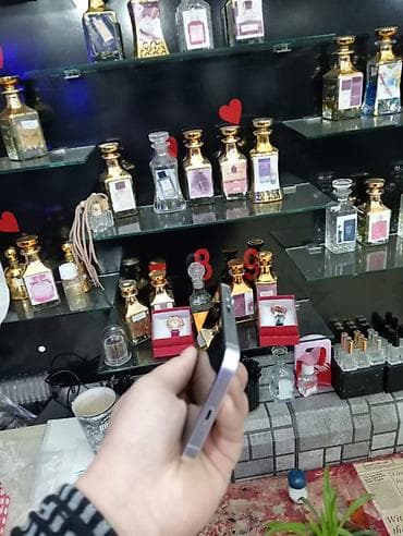 iphon 15: Məhsul: Ağıllı telefon (ağ rəng), üçlü arxa kamera modulu və LED flaş — 5